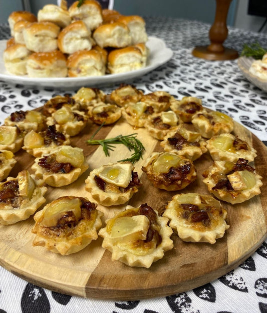 Mini tarta de queso brie, pecanas, miel y un toque picante